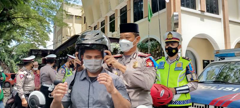 Bagi Helm ke Masyarakat Bentuk Pelaksanaan Operasi Keselamatan Ditlantas Polda Sulsel