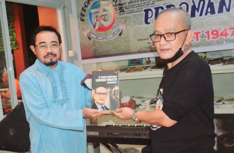 Lima Komentator Terbaik di FB pedomanrakyat.co.id Terima Hadiah Buku 'Lorong Waktu’