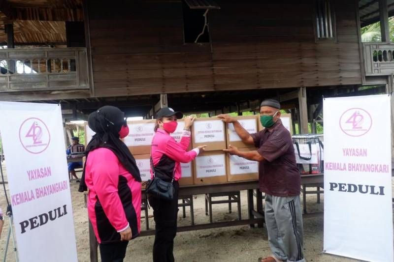 Bhayangkari Polres Pelabuhan Salurkan Sembako di Pulau Lajjukang