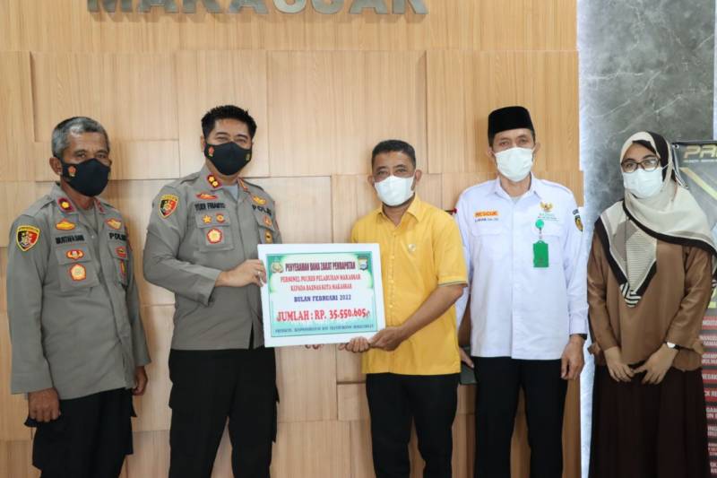 Polres Pelabuhan Bantu Warga Kurang Mampu Dengan Serahkan Zakat Profesi ke Baznas