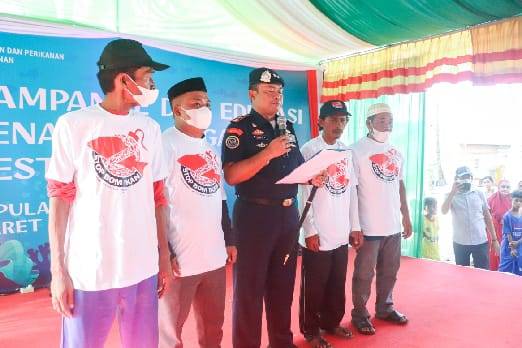 Empat Orang Nelayan Serahkan Bahan Baku Bom Ikan ke Sekjen KKP