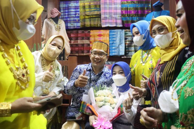 Gunakan Tenunan Khas Taipa, Ketua Dekranasda Lutim Ikut Pembukaan INACRAFT 2022 di Jakarta