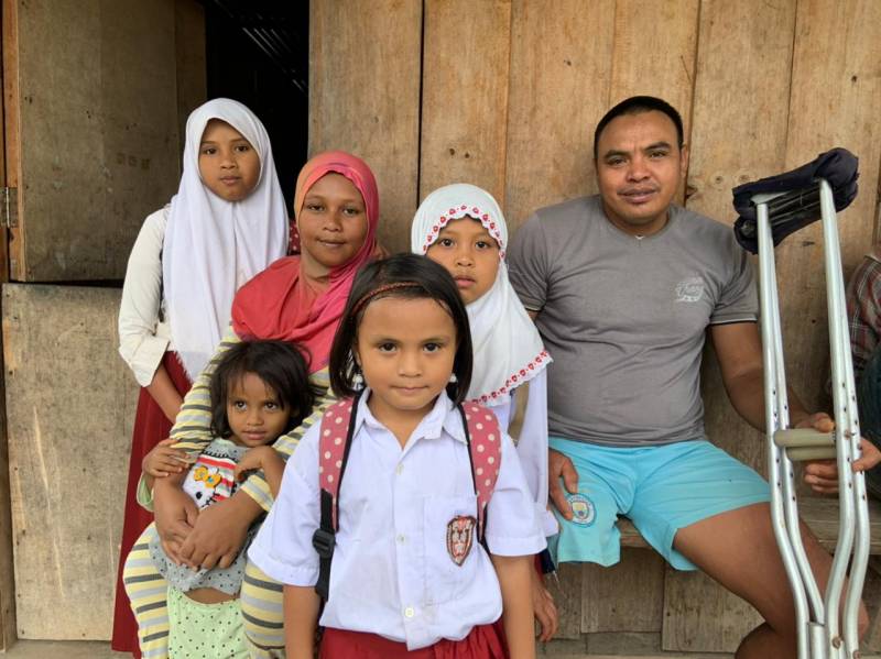 Perjuangan Ayah Difabel Hidupi Keluarga dan Demi Sekolah Keempat Putrinya