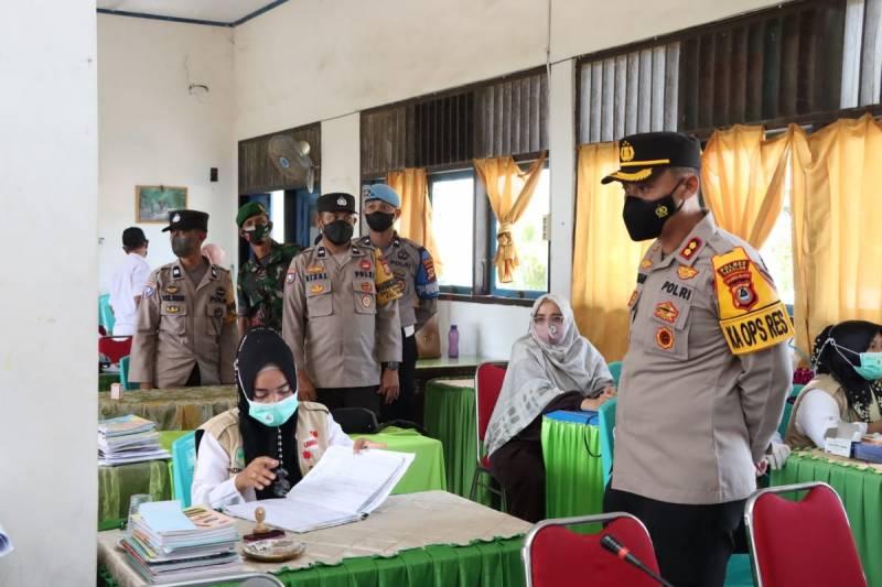 Tinjau Vaksinasi Di SMP Negeri 1 Galut, Kapolres Takalar Beri Apresiasi Petugas Vaksinator