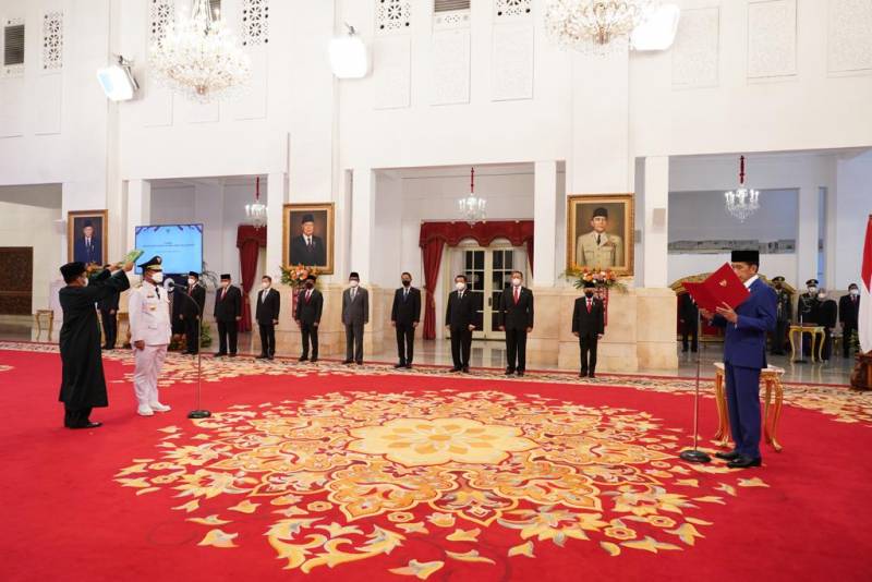 Resmi! Jokowi Lantik Gubernur Termuda di Indonesia