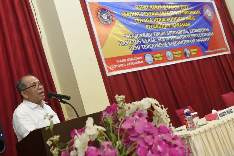 IAS Buka Raker FSPTI TKBM Pelabuhan Makassar