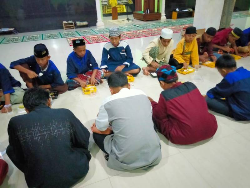 Sediakan Santapan Sahur, ACT Bagikan Makan Gratis Kepada Santri di Pondok Pesantren