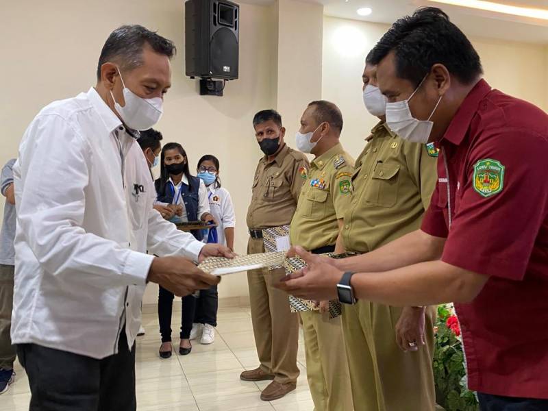 Bupati Lutim dan Kadis Kominfo SP, Terima Penghargaan dari PWI Luwu Raya 