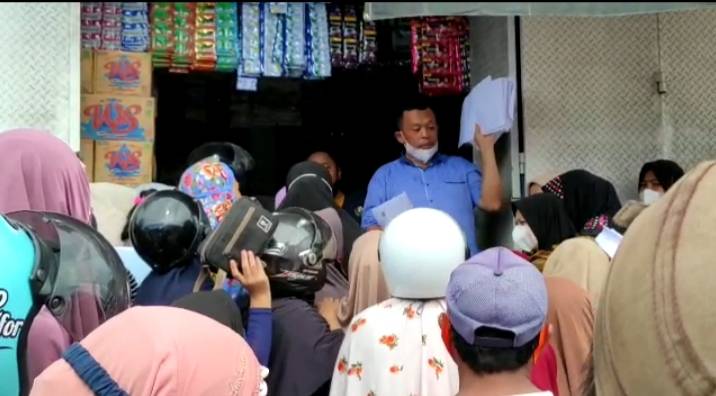 Puluhan Warga Antre Abaikan Prokes Demi Minyak Goreng