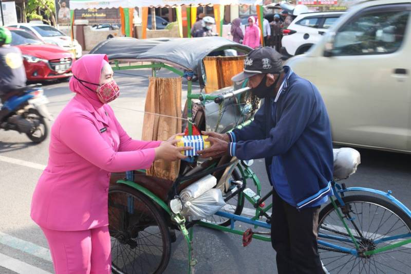 Bhayangkari Polres Pelabuhan Bagi Takjil