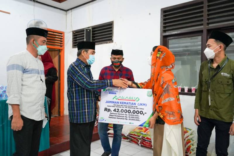 459 Mustahik di Kecamatan Watang Sidenreng Terima Zakat
