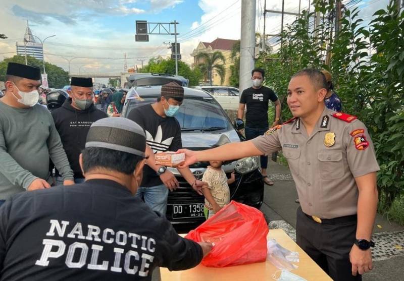 Kompol Indra Bersama Komunitas Anti Narkoba Berbagi Takjil ke Pengguna Jalan