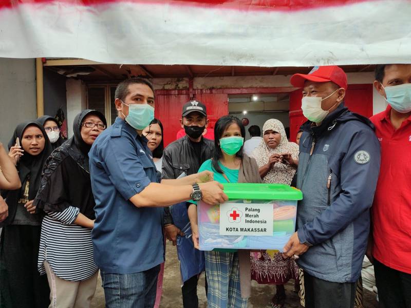PMI Makassar Salurkan Bantuan Kepada Korban Kebakaran di Bara-Baraya