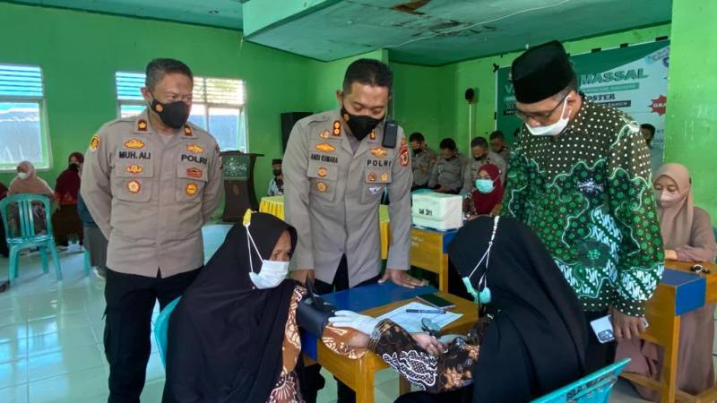 Polres Bantaeng, Kemenag dan PCNU Gelar Vaksinasi Massal