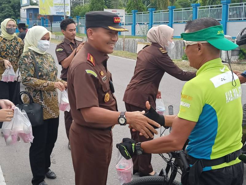 Kejari Majene Bagi-bagi Takjil Buka Puasa