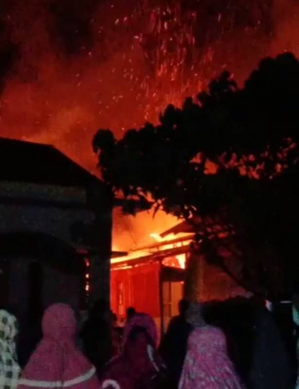 Diduga Akibat Tabung Gas Elpiji Meledak, Sebuah Rumah Ludes Terbakar