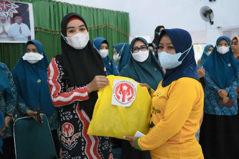 Bersama Dekranasda, TP-PKK Soppeng Bagikan Paket Sembako
