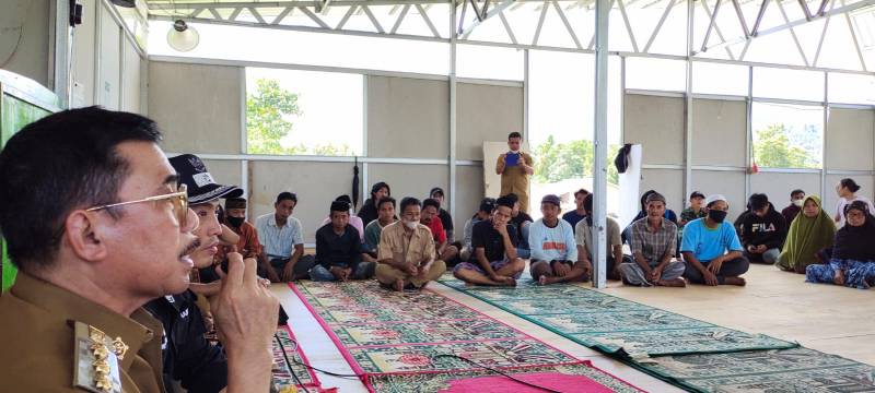 Kalak BPBD Majene Dampingi Bupati Tinjau Pengungsi Korban Gempa di Malunda