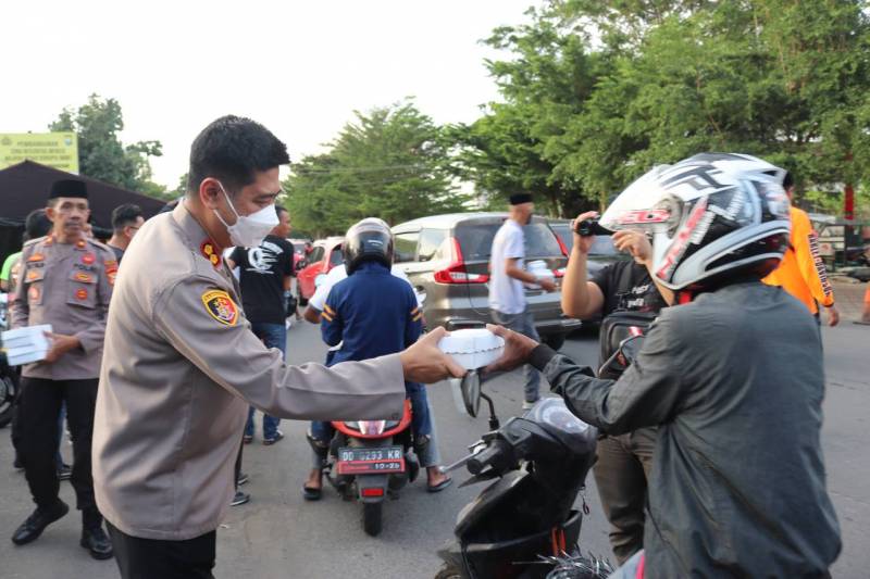 AKBP Yudi Frianto Turun ke Jalan Bagi Takjil ke Pengguna Jalan