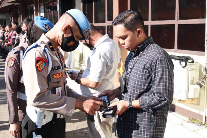 Terapkan Sikap Disiplin, Propam Periksa Anggota Polres Pelabuhan