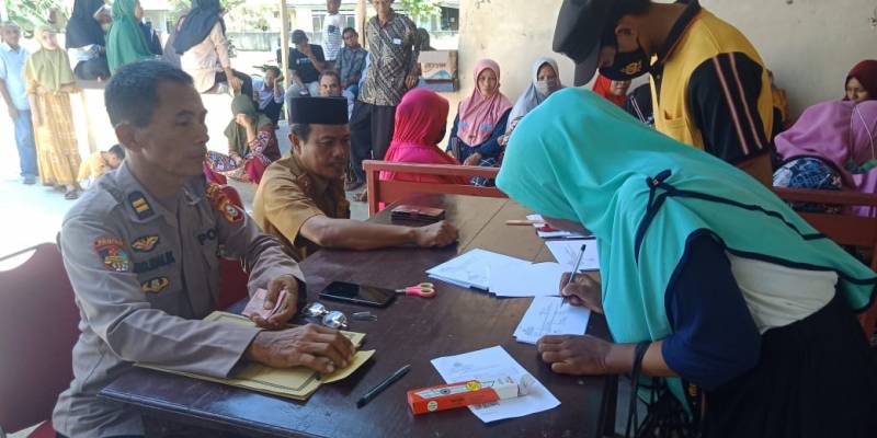 Polres Selayar Mulai Salurkan BLT PKLW Polri Tahap 1 di Dua Kecamatan