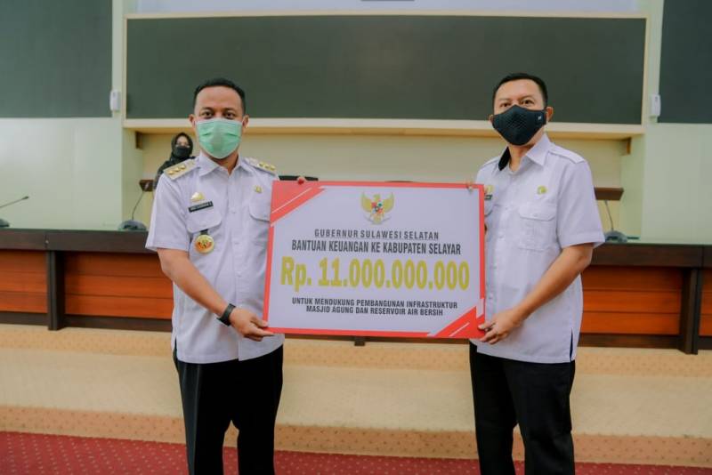 Gubernur Sulsel Serahkan Bantuan Keuangan untuk Kabupaten Selayar