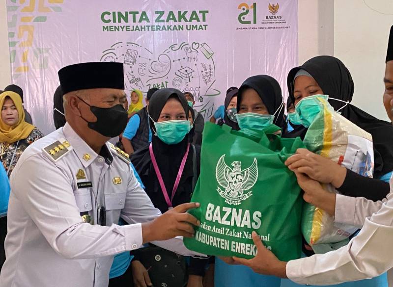 Bupati Enrekang dan Baznas Bagikan Paket Ramadan Bahagia untuk Honorer