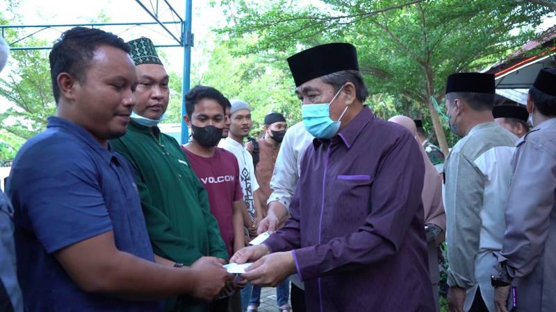 Dollah Mando Serahkan Bantuan Zakat untuk 424 Mustahik dan 139 Pegawai Honorer di Kecamatan Pitu Riawa
