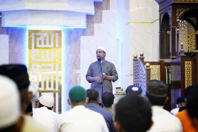 Gubernur Sulsel Bersama Masyarakat Shalat Tarawih Perdana di Masjid Kubah 99 Asmaul Husna
