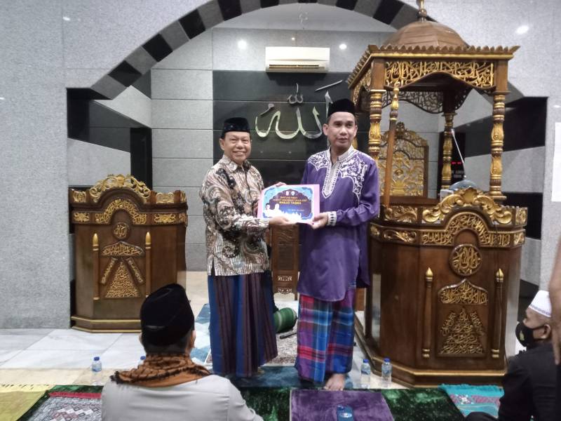 Rudianto Lallo Salurkan Bantuan Hibah Pemkot dan Sosialisasikan "Jagai Anak'ta" di Masjid Taqwa