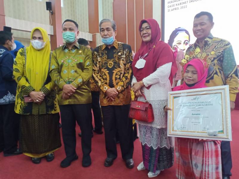 Jumaini, Perempuan Asal Sidrap Terima Penghargaan OASE-KIM di Hari Kartini