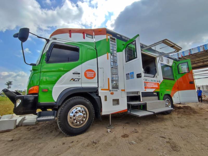 Momentum Ramadan, Humanity Food Truck ACT Bagikan Ifthor untuk Masyarakat Pra Sejahtera di Kota Makassar