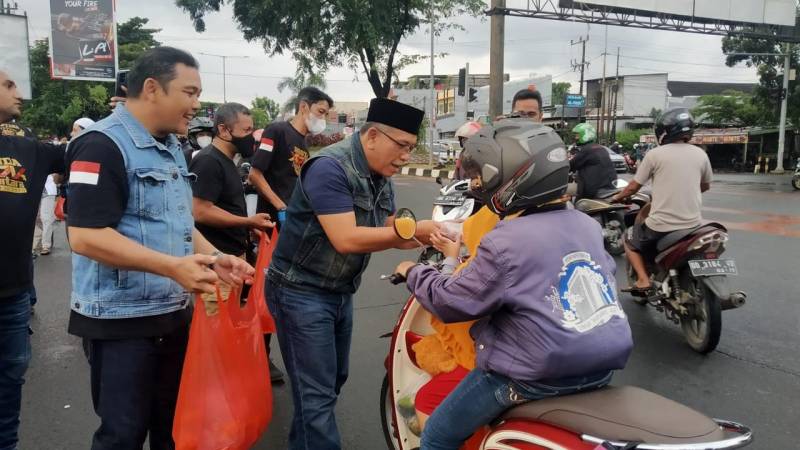 Bersama Komunitas Hantara, IAS Bagi-bagi Takjil di Jl Perintis Kemerdekaan