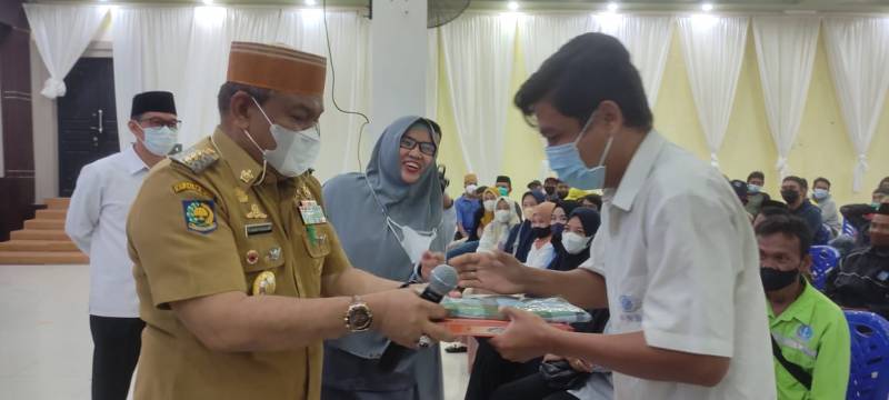 Bupati Bone Serahkan Paket Ramadhan Bahagia Baznas ke Pahlawan Kebersihan