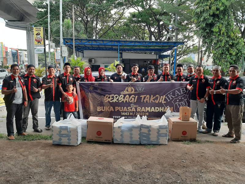 Alumni Dikmaba Polri 2002  Polrestabes Makassar Berbagi Takjil