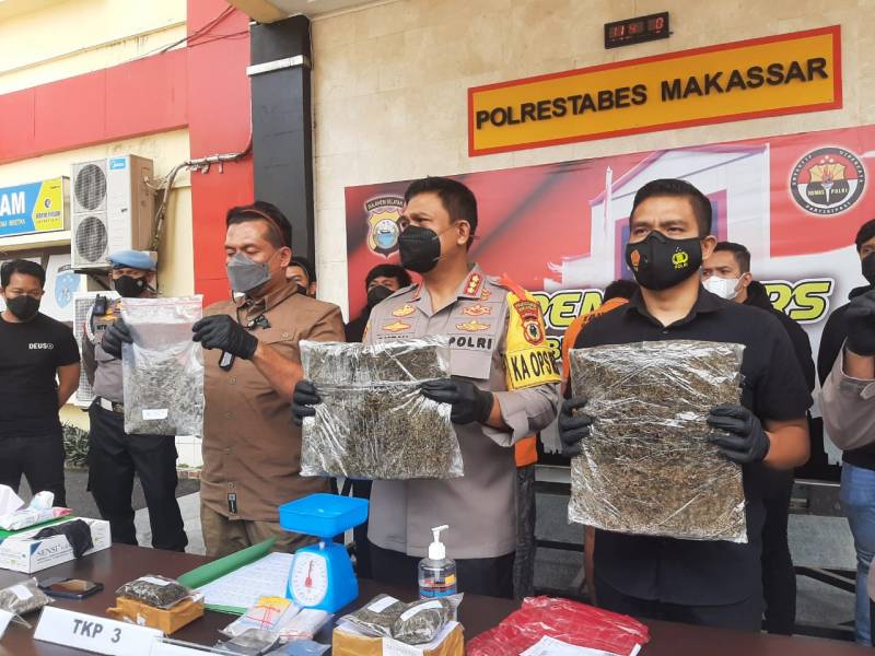 Polrestabes Gagalkan Pengiriman Ganja di Ekspedisi Bandara Sultan Hasanuddin