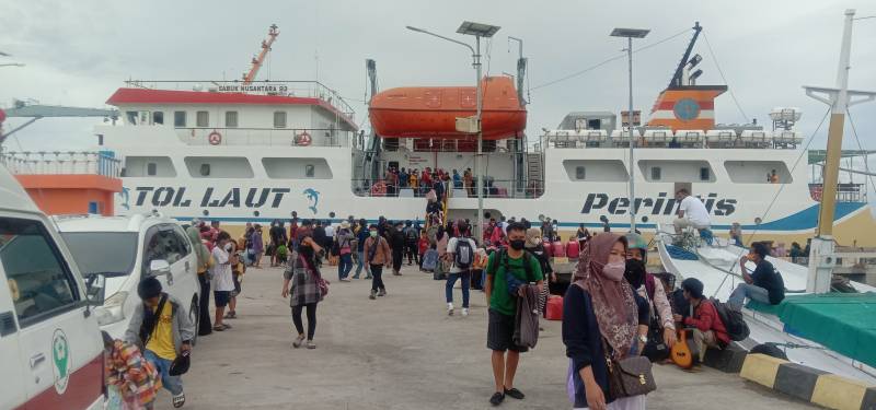 Ratusan Pemudik dari Kalimantan Tiba di Pelabuhan Passarang Majene