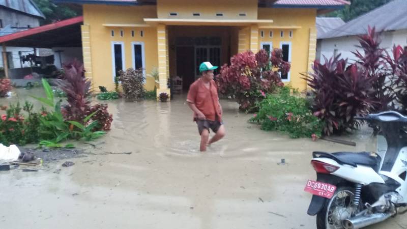 Banjir Bandang Terjang Permukiman Warga di Malunda