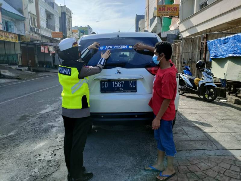Dukung Percepatan Vaksinasi, Satlantas Polres Pelabuhan Bagikan Stiker "Ayo Vaksin"