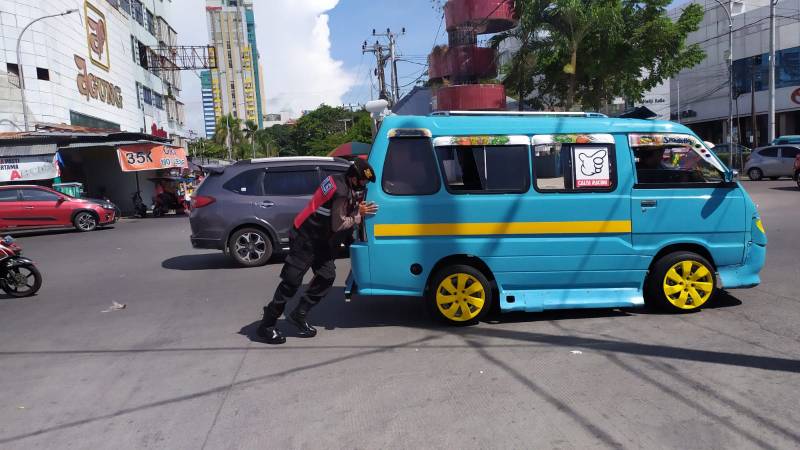 Satsamapta Polres Pelabuhan Bantu Dorong Mobil Mogok di Tengah Jalan