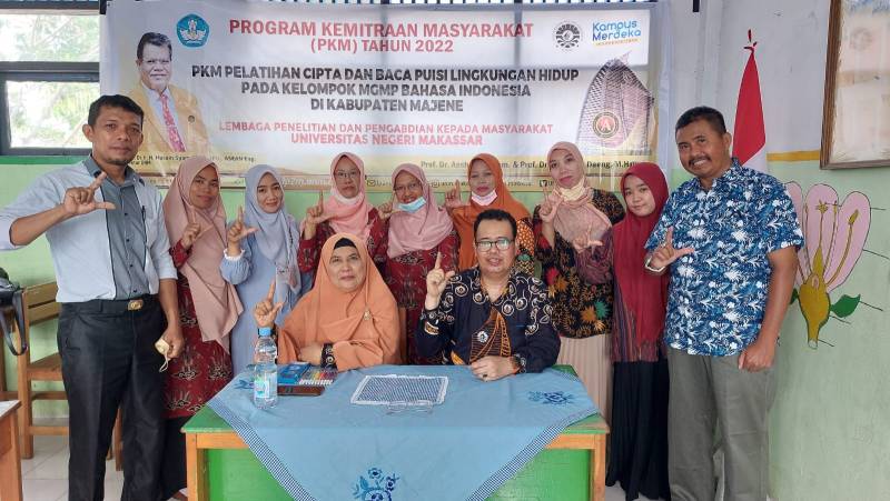 Dua Guru Besar FBS UNM Gelar Pelatihan Cipta dan Baca Puisi Bagi Guru MGMP BI SMP di Kabupaten Majene