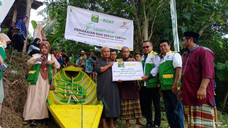 Baznas Enrekang Serahkan Bantuan Perahu Untuk Masyarakat Bulo