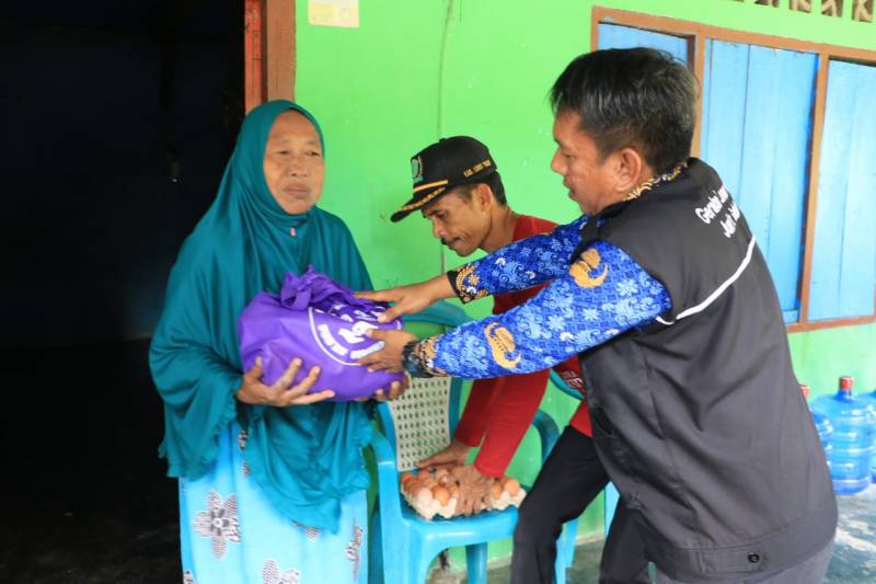 Tim Sedekah Jumat Setdakab Lutim Berbagi di Desa Lamaeto