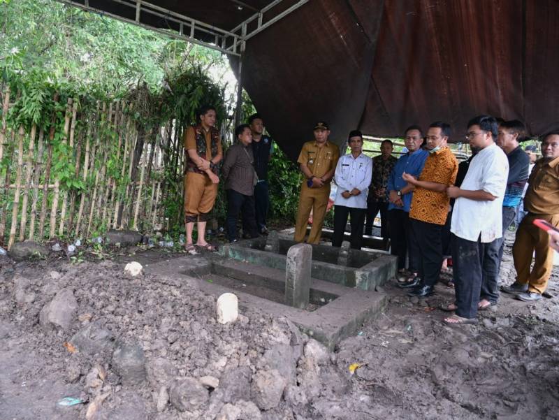 Gubernur Sulsel Berziarah ke Makam Istri KH Djamaluddin Amien