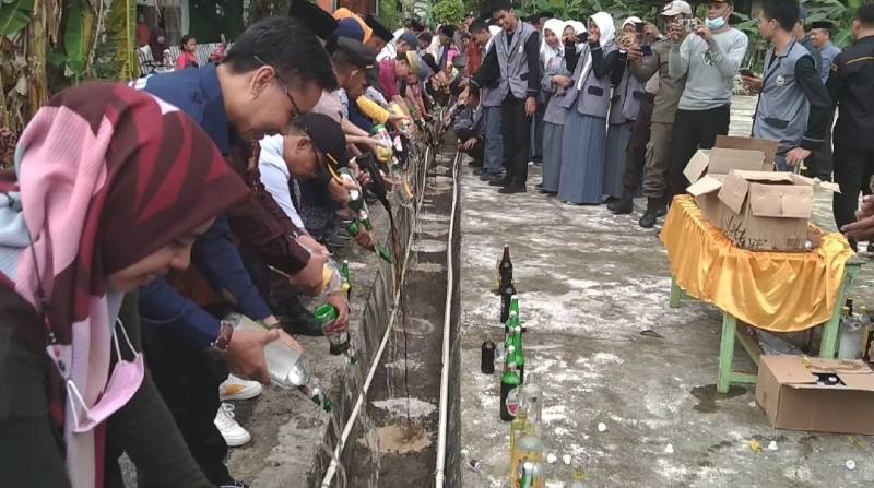 Polsek Taka Bonerate Musnahkan 119 Botol Miras
