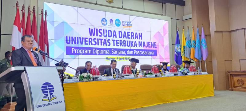 Rektor UNM Memberi Sambutan Pada Acara  Wisuda Universitas Terbuka di Majene