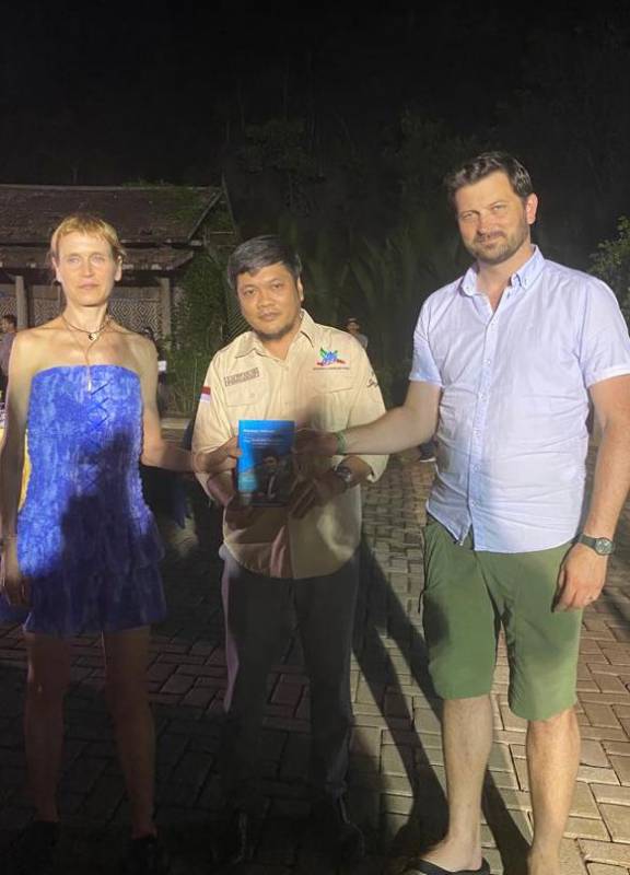 Irfan AB, Serahkan Buku “Inisiasi Perda Perlindungan dan Pengelolaan Kawasan Esensial Karst Maros Pangkep" Kepada Tim Asesor UNESCO