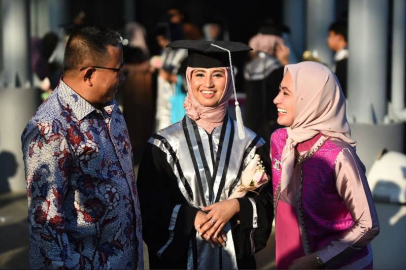 Bang Fauzi dan Indah Putri Kompak Dampingi Putri Sulung di Penamatan Sekolah