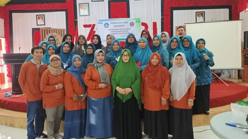 Tim PKM PNUP Bantu KWT Binaan PKK Kabupaten Enrekang Dengan Alat Pengolahan Buah Tomat & Bawang Merah