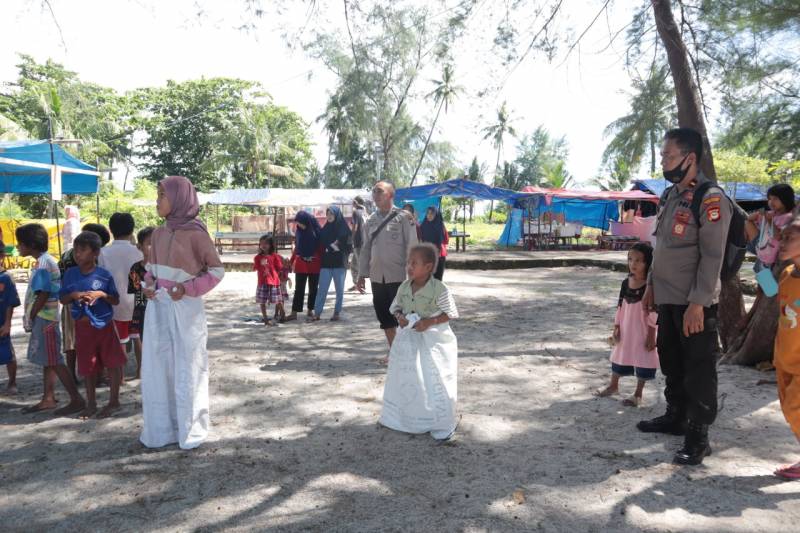Meriahkan Hari Bhayangkara ke-76, Anak-anak Pulau Lanjukang Lomba Balap Karung